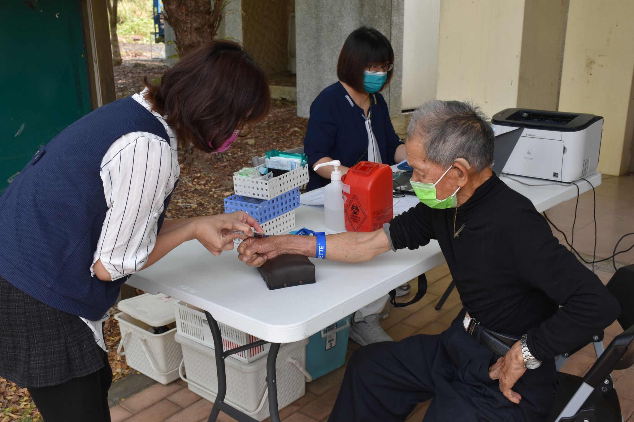 護理長幫長者抽血