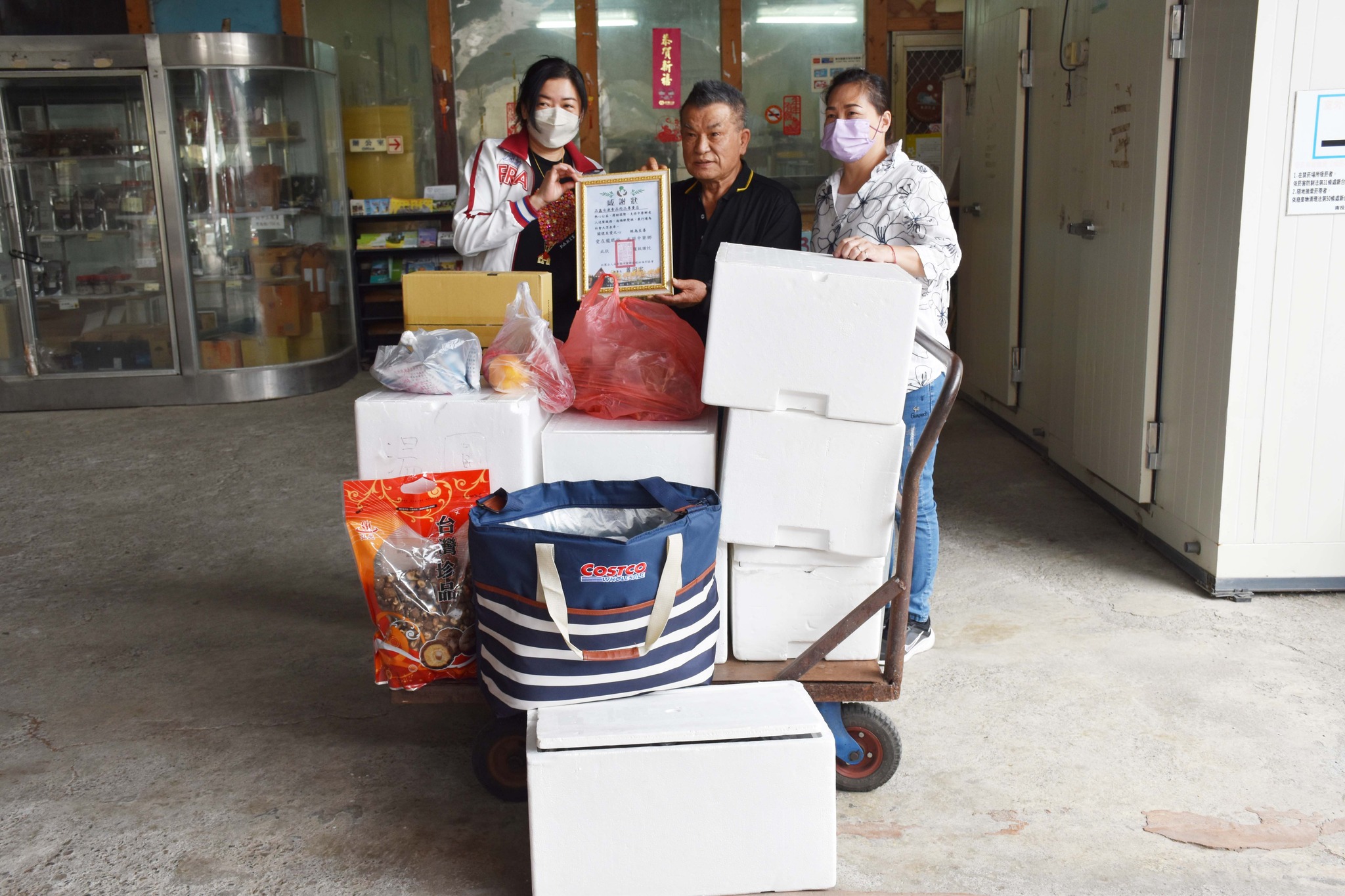 品鑫冷凍食品肉品專賣店捐贈一批肉品與海鮮